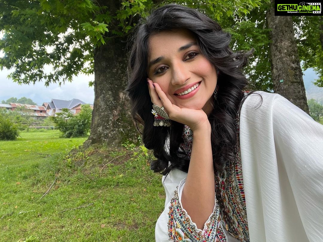 Kanika Mann Instagram - Teri aaankhon me ye dil doooba 🤍