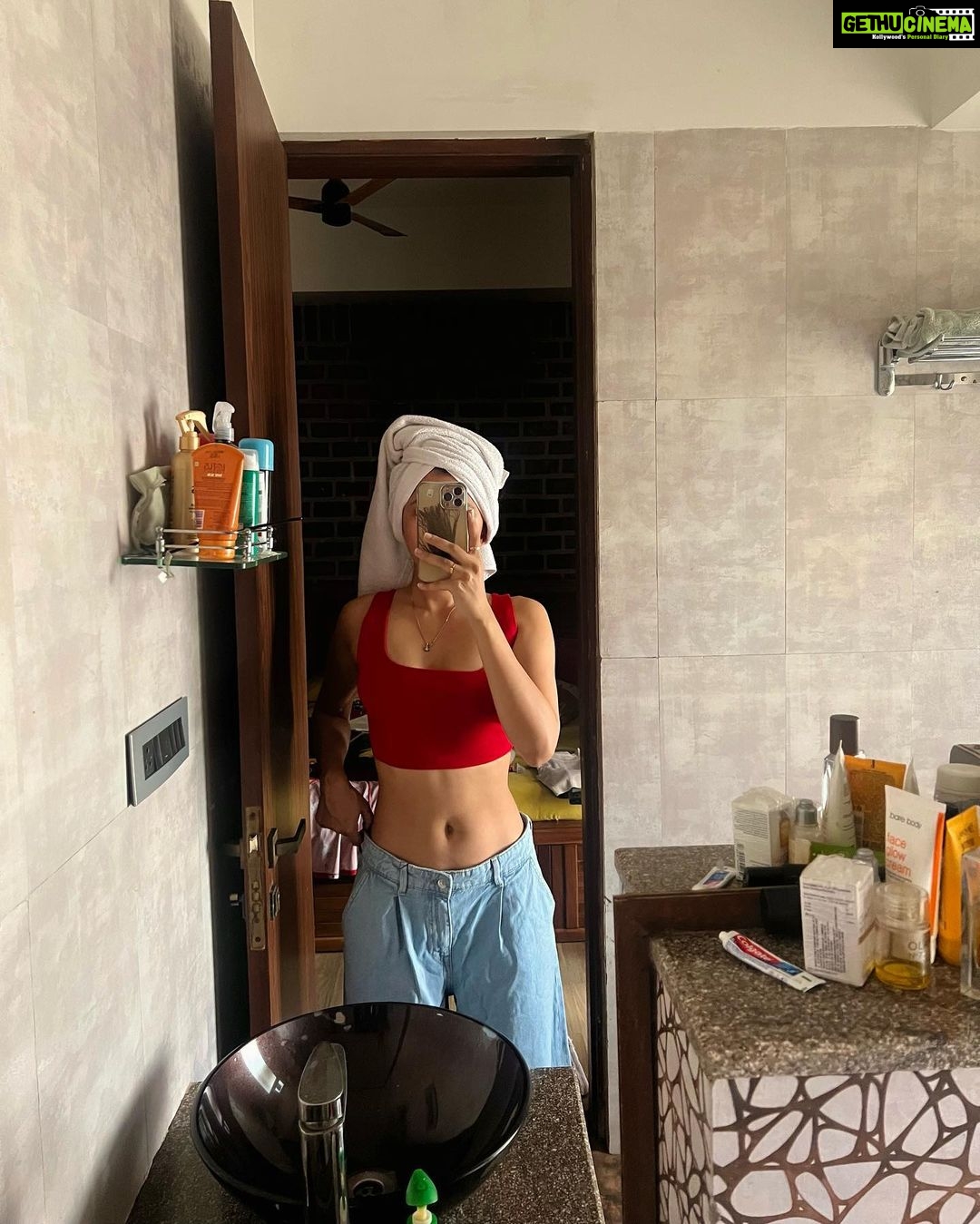 Kanika Mann Instagram - Did you all know hmesha se ki Colgate is a brand ? Muje lgta tha toothpaste mtlb Colgate .. Like another name 😋 Like till my 7th /8th standard
