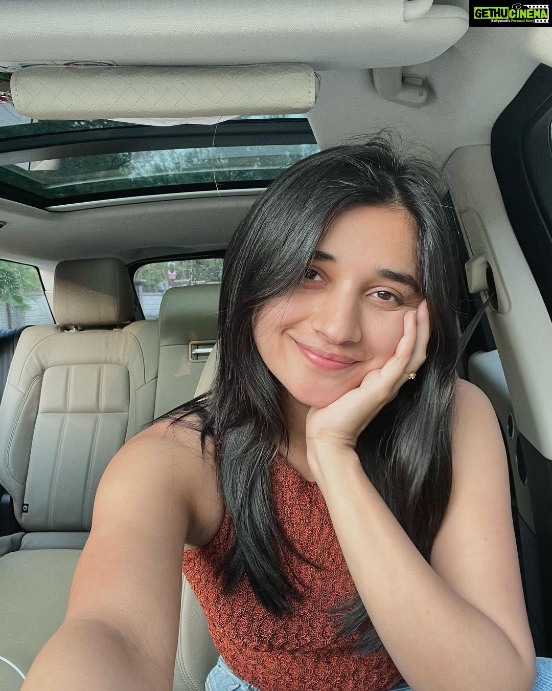 Kanika Mann Instagram - Hello Hello ! Heard you all missed me ♥️ Was thoda sa unwell .. Covid ke sare symptoms the , par covid ni tha .. Pta ni kya tha .. So was taking rest 💫 and gave the screens some rest too 🥰 Abhi mast hu 💃 Apna btao kya haal chaaal ?