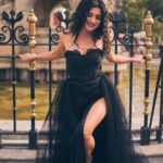 Kanika Mann Instagram - Since you love me in black 🕷️ . . . . Styled by: @styleitupbyaashna Outfit: @purvisethiacouture Photography: @mirajverma_photography Makeup & Hair: @celebsmakeupbysejal @makeoverbysejalthakkar