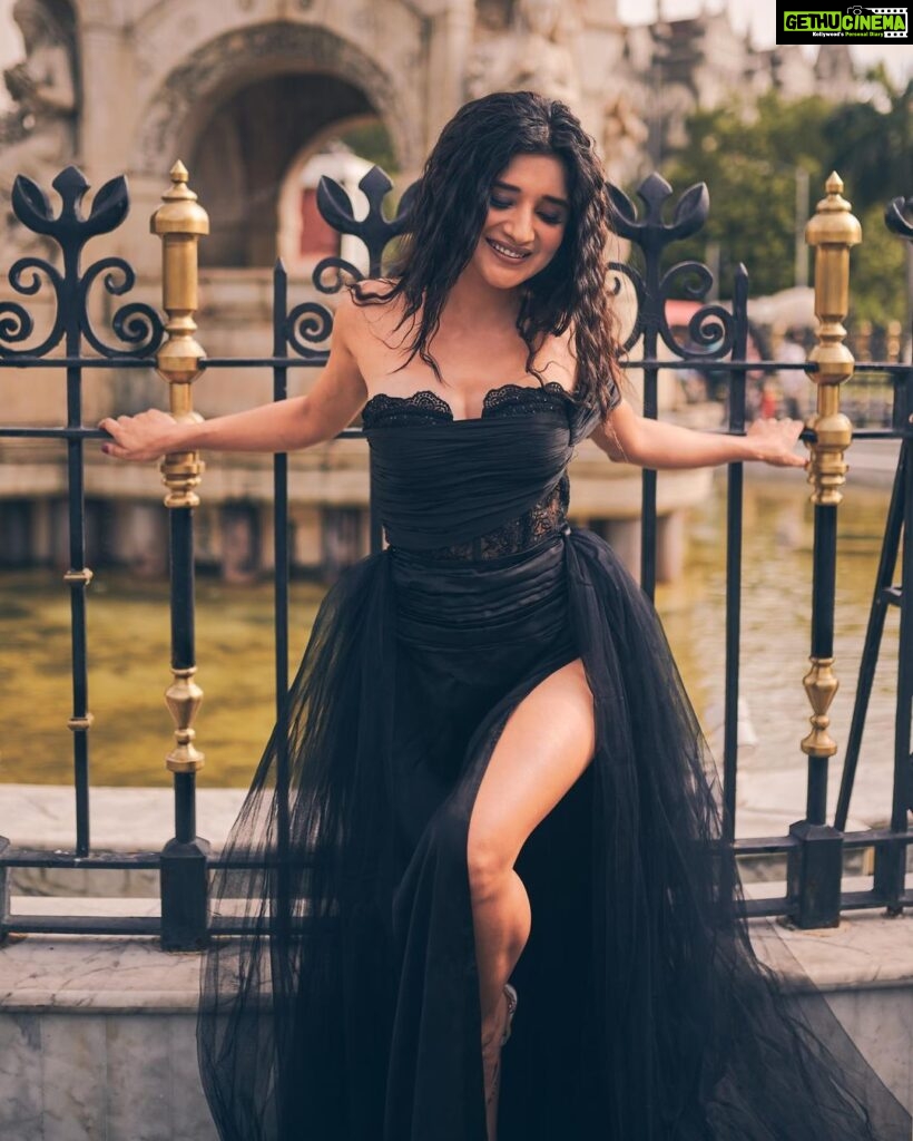 Kanika Mann Instagram - Since you love me in black 🕷️ . . . . Styled by: @styleitupbyaashna Outfit: @purvisethiacouture Photography: @mirajverma_photography Makeup & Hair: @celebsmakeupbysejal @makeoverbysejalthakkar