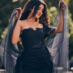 Kanika Mann Instagram - Since you love me in black 🕷️ . . . . Styled by: @styleitupbyaashna Outfit: @purvisethiacouture Photography: @mirajverma_photography Makeup & Hair: @celebsmakeupbysejal @makeoverbysejalthakkar