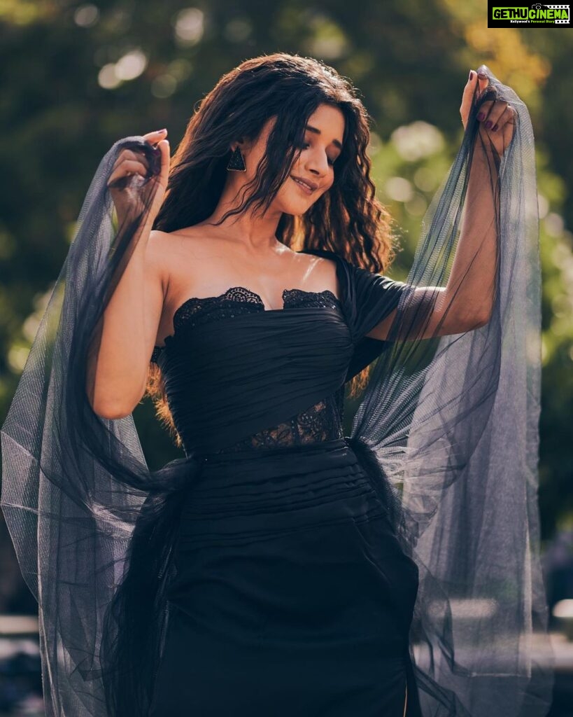 Kanika Mann Instagram - Since you love me in black 🕷️ . . . . Styled by: @styleitupbyaashna Outfit: @purvisethiacouture Photography: @mirajverma_photography Makeup & Hair: @celebsmakeupbysejal @makeoverbysejalthakkar