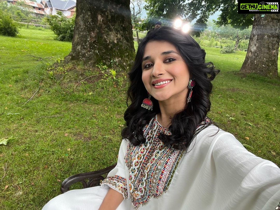 Kanika Mann Instagram - Teri aaankhon me ye dil doooba 🤍