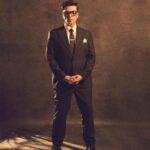 Karan Johar Instagram - I do what suits me…. You? Styled by @ekalakhani in a suit tailored by @masculineofficial 📷 @sheldon.santos