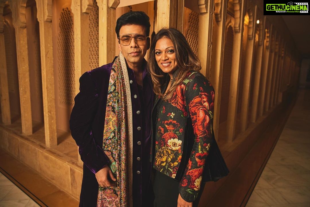 Karan Johar Instagram - Hum Saath Saath hai….#sidkiarakishaadi @putlu @aartishetty @bindraamritpal @pooja__shetty @shabskofficial @tanghavri @shahidkapoor @mira.kapoor thank u for being so patient @sheldon.santos ❤️❤️❤️