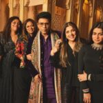 Karan Johar Instagram - Hum Saath Saath hai….#sidkiarakishaadi @putlu @aartishetty @bindraamritpal @pooja__shetty @shabskofficial @tanghavri @shahidkapoor @mira.kapoor thank u for being so patient @sheldon.santos ❤️❤️❤️