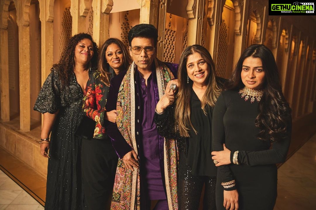 Karan Johar Instagram - Hum Saath Saath hai….#sidkiarakishaadi @putlu @aartishetty @bindraamritpal @pooja__shetty @shabskofficial @tanghavri @shahidkapoor @mira.kapoor thank u for being so patient @sheldon.santos ❤️❤️❤️