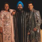 Karan Johar Instagram - Hum Saath Saath hai….#sidkiarakishaadi @putlu @aartishetty @bindraamritpal @pooja__shetty @shabskofficial @tanghavri @shahidkapoor @mira.kapoor thank u for being so patient @sheldon.santos ❤️❤️❤️