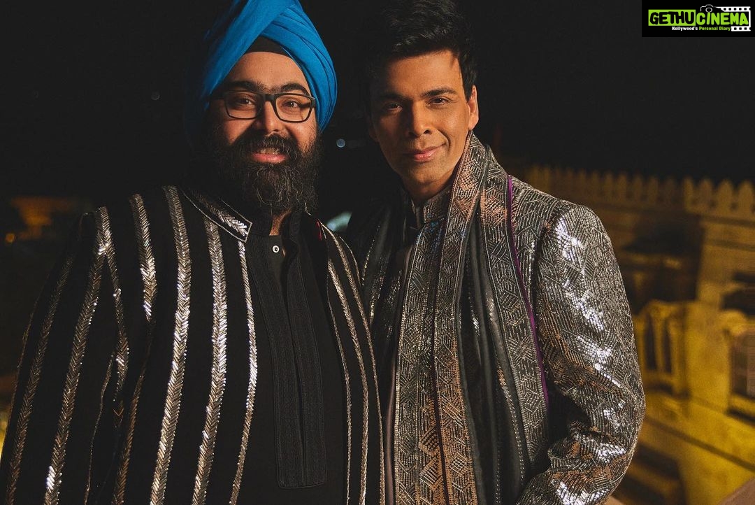 Karan Johar Instagram - Hum Saath Saath hai….#sidkiarakishaadi @putlu @aartishetty @bindraamritpal @pooja__shetty @shabskofficial @tanghavri @shahidkapoor @mira.kapoor thank u for being so patient @sheldon.santos ❤️❤️❤️