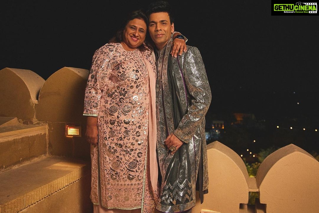 Karan Johar Instagram - Hum Saath Saath hai….#sidkiarakishaadi @putlu @aartishetty @bindraamritpal @pooja__shetty @shabskofficial @tanghavri @shahidkapoor @mira.kapoor thank u for being so patient @sheldon.santos ❤️❤️❤️