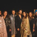 Karan Johar Instagram - Hum Saath Saath hai….#sidkiarakishaadi @putlu @aartishetty @bindraamritpal @pooja__shetty @shabskofficial @tanghavri @shahidkapoor @mira.kapoor thank u for being so patient @sheldon.santos ❤️❤️❤️