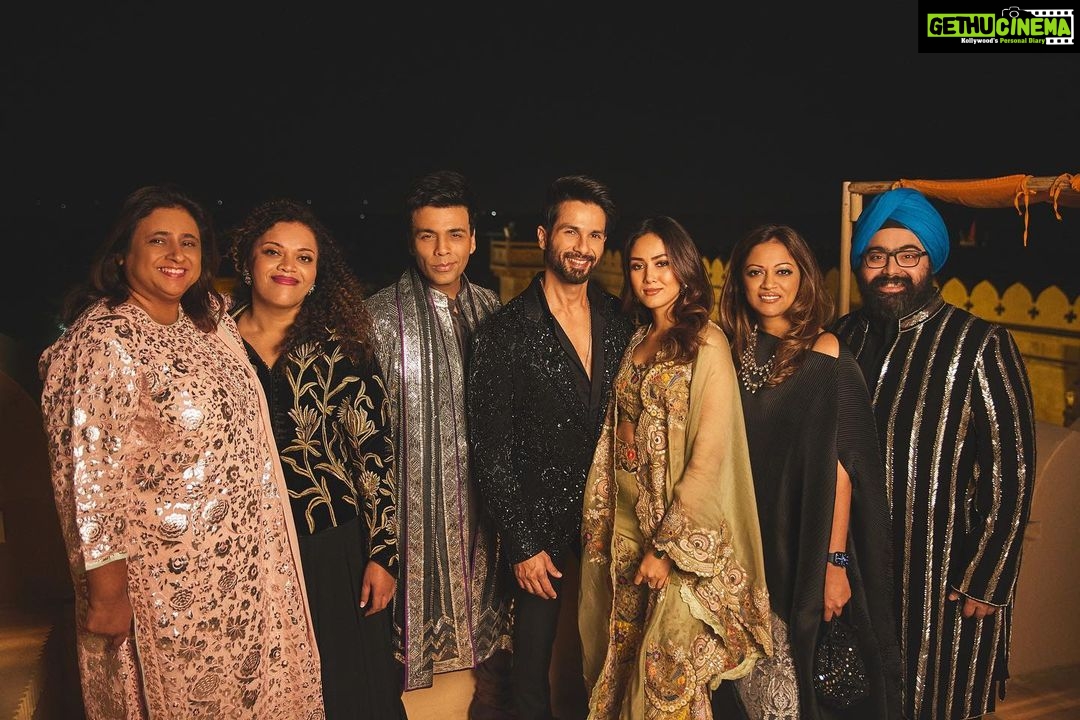 Karan Johar Instagram - Hum Saath Saath hai….#sidkiarakishaadi @putlu @aartishetty @bindraamritpal @pooja__shetty @shabskofficial @tanghavri @shahidkapoor @mira.kapoor thank u for being so patient @sheldon.santos ❤️❤️❤️