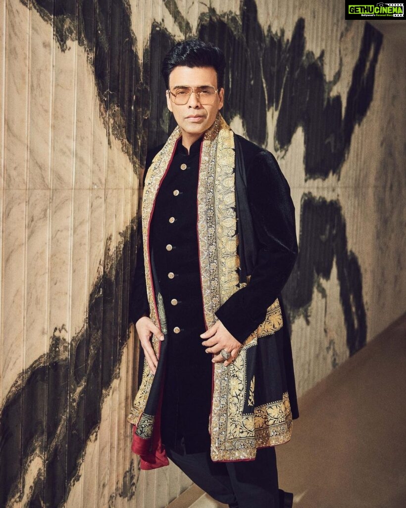 Karan Johar Instagram - Yeh mausam ka jadoo hai mitwa… Styled by @ekalakhani in the supremely talented @manishmalhotra05 @manishmalhotraworld 📷 @sheldon.santos