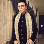 Karan Johar Instagram - Yeh mausam ka jadoo hai mitwa… Styled by @ekalakhani in the supremely talented @manishmalhotra05 @manishmalhotraworld 📷 @sheldon.santos
