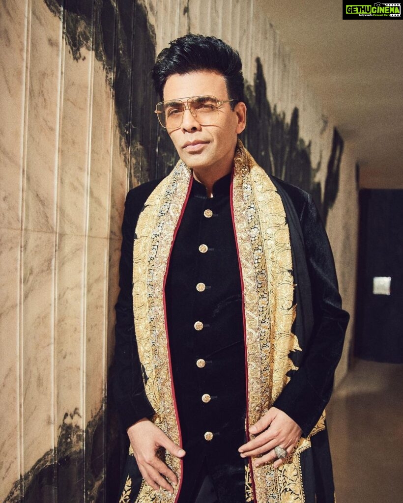 Karan Johar Instagram - Yeh mausam ka jadoo hai mitwa… Styled by @ekalakhani in the supremely talented @manishmalhotra05 @manishmalhotraworld 📷 @sheldon.santos