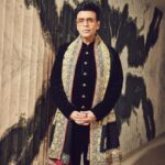 Karan Johar Instagram - Yeh mausam ka jadoo hai mitwa… Styled by @ekalakhani in the supremely talented @manishmalhotra05 @manishmalhotraworld 📷 @sheldon.santos