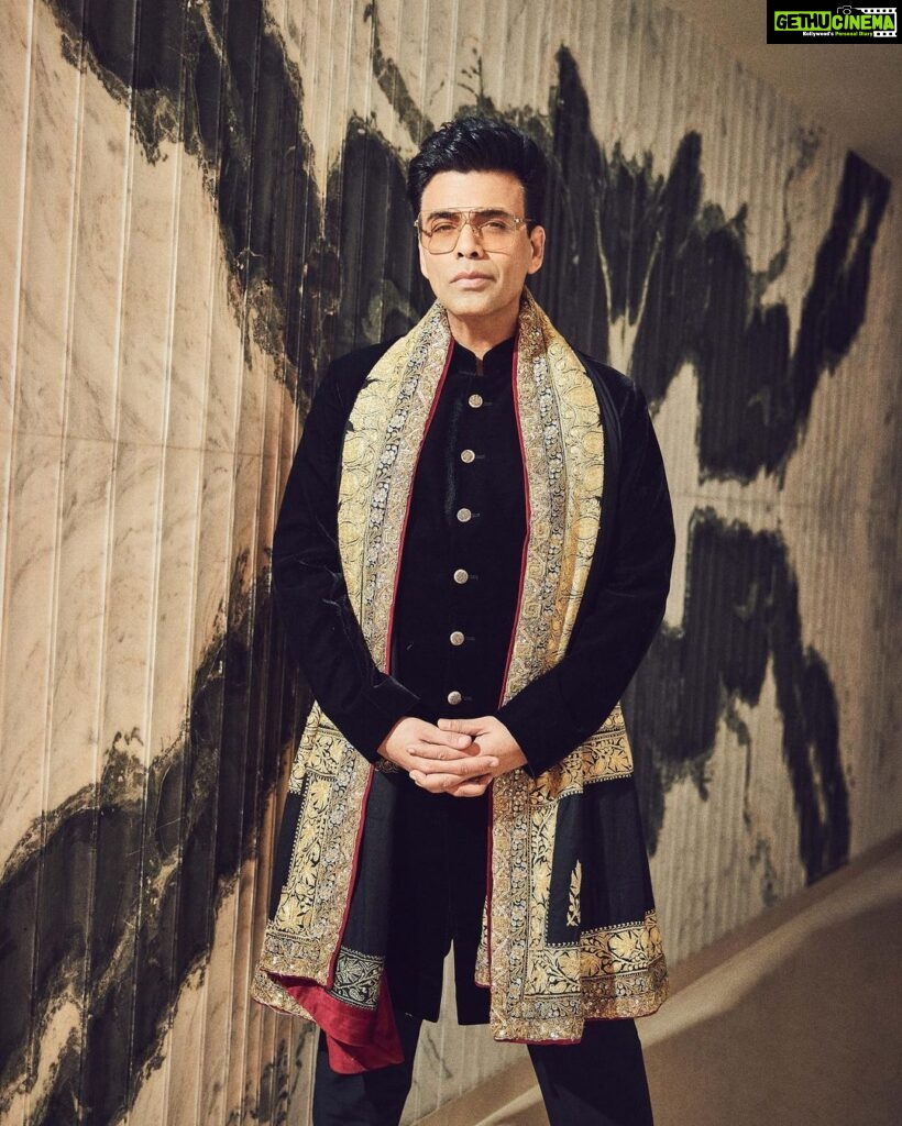 Karan Johar Instagram - Yeh mausam ka jadoo hai mitwa… Styled by @ekalakhani in the supremely talented @manishmalhotra05 @manishmalhotraworld 📷 @sheldon.santos