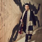 Karan Johar Instagram - Yeh mausam ka jadoo hai mitwa… Styled by @ekalakhani in the supremely talented @manishmalhotra05 @manishmalhotraworld 📷 @sheldon.santos
