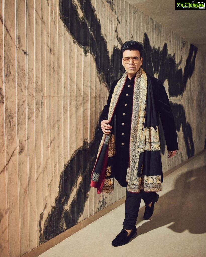 Karan Johar Instagram - Yeh mausam ka jadoo hai mitwa… Styled by @ekalakhani in the supremely talented @manishmalhotra05 @manishmalhotraworld 📷 @sheldon.santos