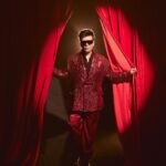 Karan Johar Instagram - It’s showtime!!!! In @dolcegabbana styled by @ekalakhani 📷 @sheldon.santos