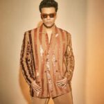 Karan Johar Instagram - Thank you @graziaindia for giving me the OG MAXIMILIST award! Go max or go home ! Only way to be!! In @goyalkanika styled by @ekalakhani make up @paresh_kalgutkar hair by @darshanyewalekar 📷 @sheldon.santos managed by @len5bm