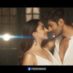 Kartik Aaryan Instagram - आधा है दिल मेरा.. पूरा तुझसे होवे 🤍 Feel The Magic of Love with Arijit’s Midas Touch 🤍 #PasooriNu Song Out Now #SatyaPremKiKatha THIS WEEK #29thJUNE #SajidNadiadwala @kiaraaliaadvani @sameervidwans @shareenmantri @arora.kishor @karandontsharma @kamera002 @boscomartis @vijayganguly @nadiadwalagrandson @namahpictures @wardakhannadiadwala @arijitsingh @rochakkohli @alisethiofficial @tulsikumar15 @ghuggss @sanjoyd @gajrajrao #SupriyaPathakKapur @randeria_siddharth @shikhatalsania @rajpalofficial @anooradha_patel #BhushanKumar @tseries.official @penmovies