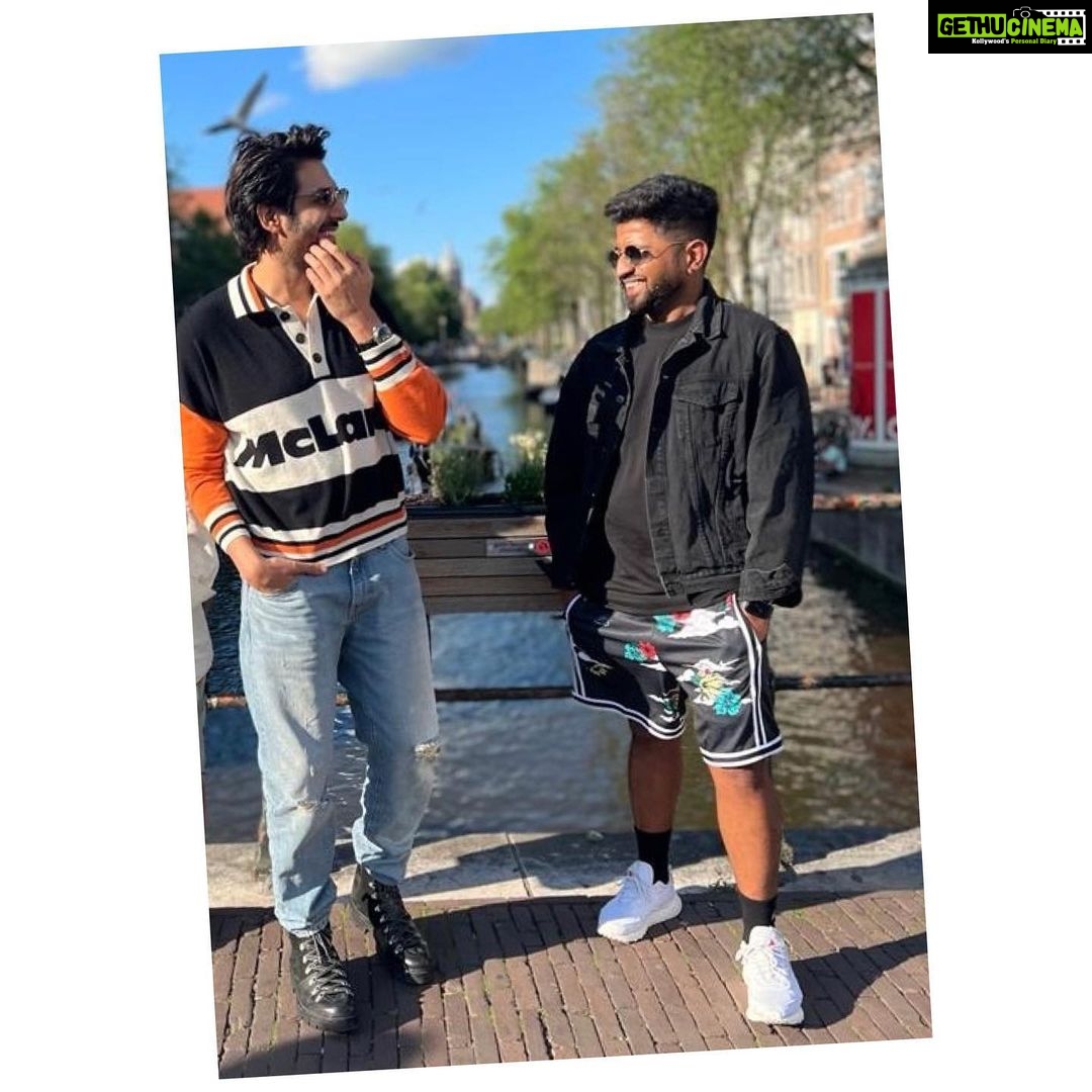 Kartik Aaryan Instagram - Happy Bday Mr Salvi Keep Rocking and hope you win fifa atleast once @vickysalvi22 🎮