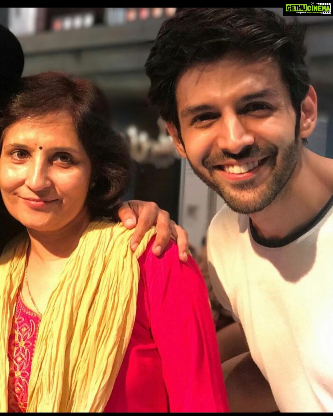 Kartik Aaryan Instagram - Some time ago during this month the Big C - ‘Cancer’ sneakily crept in and tried to rattle the lives of our family! We were frazzled and helpless beyond despair! But thanks to the willpower, resilience and never give up attitude of this fierce soldier - My Mom, we turned to the Bigger C- ‘Courage’ and marched with all our might and Won the dark but destined to win war! What it taught us eventually and continues to teach us every day, is that there’s no superpower bigger than the love and support of your family! ❤️ #SuperHero #CancerWarrior 🙏🏻