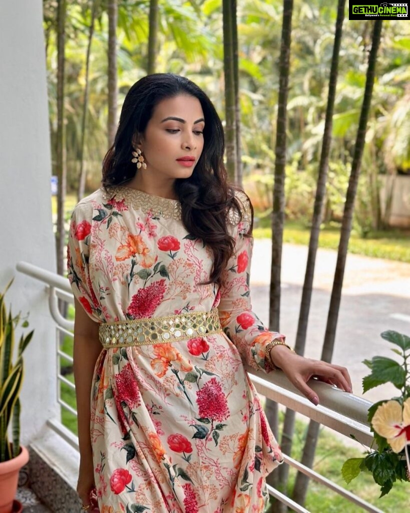 Kavya Shetty Instagram - Go shop at @fuzone_bangalore 2023 exhibition at Taj Westend on June 3rd and choose from clothes, accessories, bags, home decor and lots more. It’s an all day event. Wearing @thearab_crab Bangalore, India