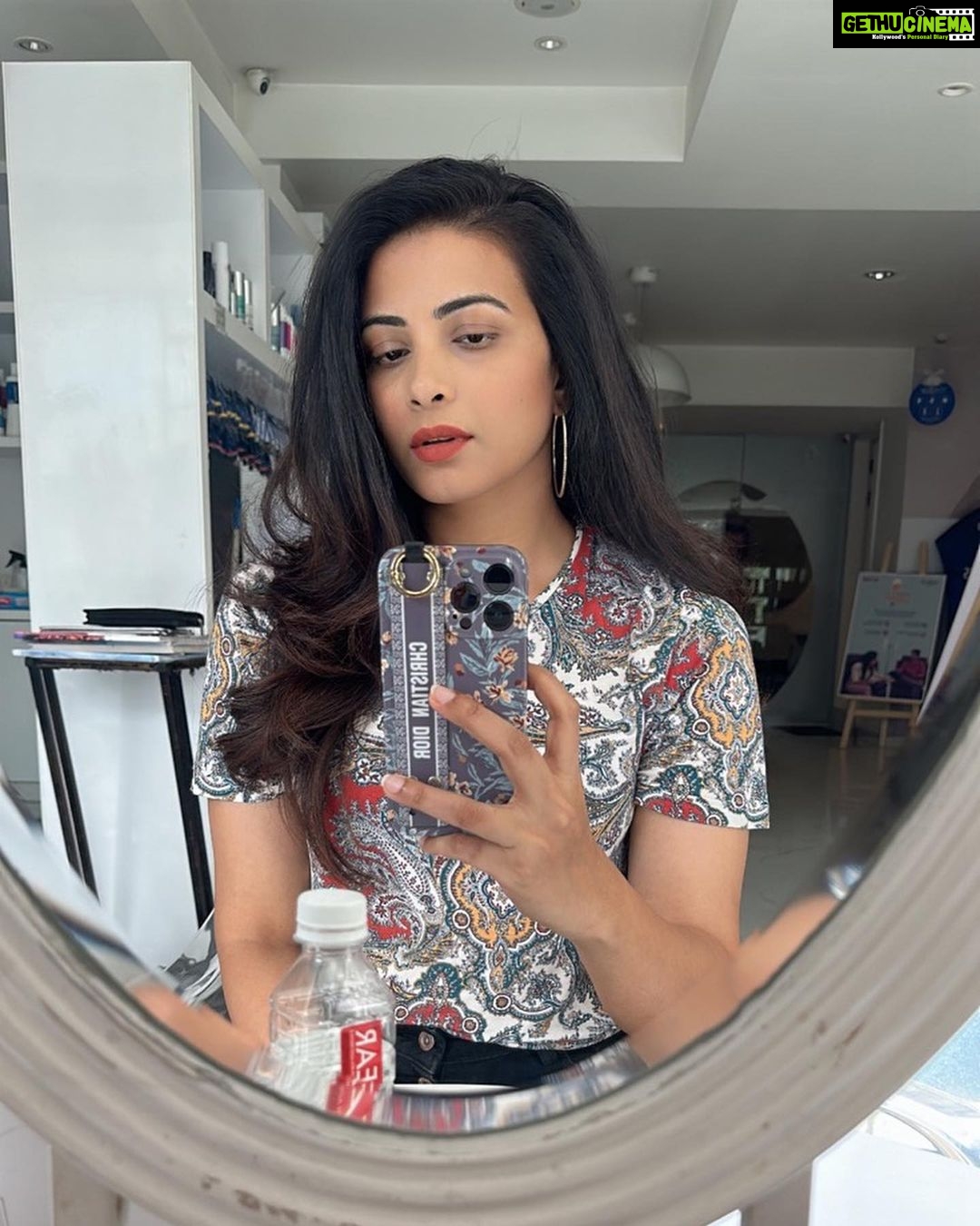 Kavya Shetty Instagram - Quick hair fix day š Visited my favourite beauty destination @bodycraftspasalon last week! The day was filled with lots of hair consultations and relaxation. Would šÆ recommend Bodycraft Salon for its best and most professional beauty services. Follow them for more! #bodycraft #feelbeautiful #bangalore Bangalore, India