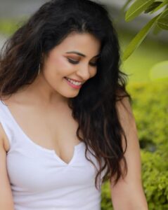 Kavya Shetty Instagram - 𝑺𝒖𝒎𝒎𝒆𝒓 𝑮𝒍𝒐𝒘 ☀️🤍

Click @snabhi 
Mua @hamsa_santosh