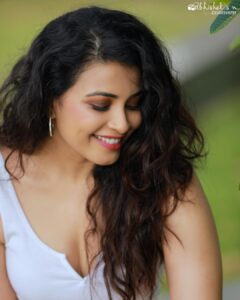 Kavya Shetty Instagram - 𝑺𝒖𝒎𝒎𝒆𝒓 𝑮𝒍𝒐𝒘 ☀️🤍 Click @snabhi Mua @hamsa_santosh Bangalore, India