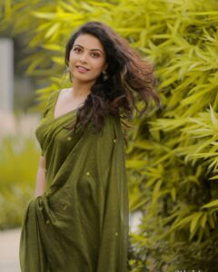 Kavya Shetty Instagram - “Do what you can, with what you have, where you are.” 

Click @snabhi 
Mua @hamsa_santosh
Saree @semuria_