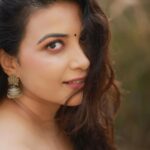 Kavya Shetty Instagram – “Do what you can, with what you have, where you are.” 

Click @snabhi 
Mua @hamsa_santosh
Saree @semuria_ Bangalore, India
