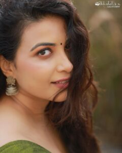 Kavya Shetty Instagram - “Do what you can, with what you have, where you are.” 

Click @snabhi 
Mua @hamsa_santosh
Saree @semuria_