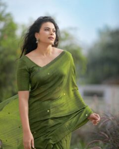 Kavya Shetty Instagram - “Do what you can, with what you have, where you are.” 

Click @snabhi 
Mua @hamsa_santosh
Saree @semuria_