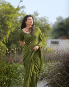 Kavya Shetty Instagram - “Do what you can, with what you have, where you are.” 

Click @snabhi 
Mua @hamsa_santosh
Saree @semuria_