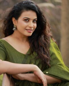 Kavya Shetty Instagram - “Do what you can, with what you have, where you are.” 

Click @snabhi 
Mua @hamsa_santosh
Saree @semuria_