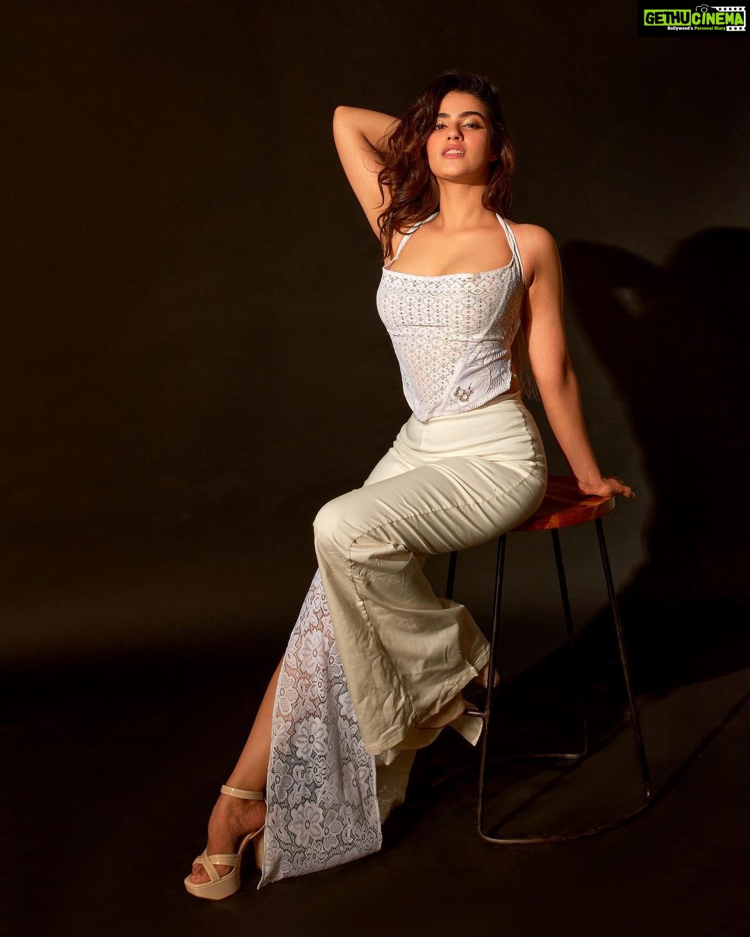 Kavya Thapar Instagram - Watching my crush walk in like 😮💨🧘🏻♀️ TEAM Shot by | @bhushanpunsephotography Hmu | @dynamitepikachu Styling | @pal_loveee Studio | @runwaylifestylstudio Agency | @runwaylifestyl @varunkatoch06 🫶 Runway Lifestyle