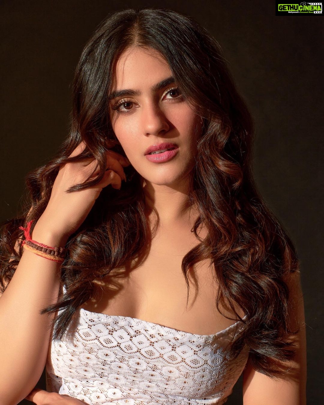 Kavya Thapar Instagram - Posting my close up so you can see me clearly in your dreams 💭 TEAM Shot by | @bhushanpunsephotography Hmu | @dynamitepikachu Styling | @pal_loveee Studio | @runwaylifestylstudio Agency | @runwaylifestyl @varunkatoch06 Runway Lifestyle