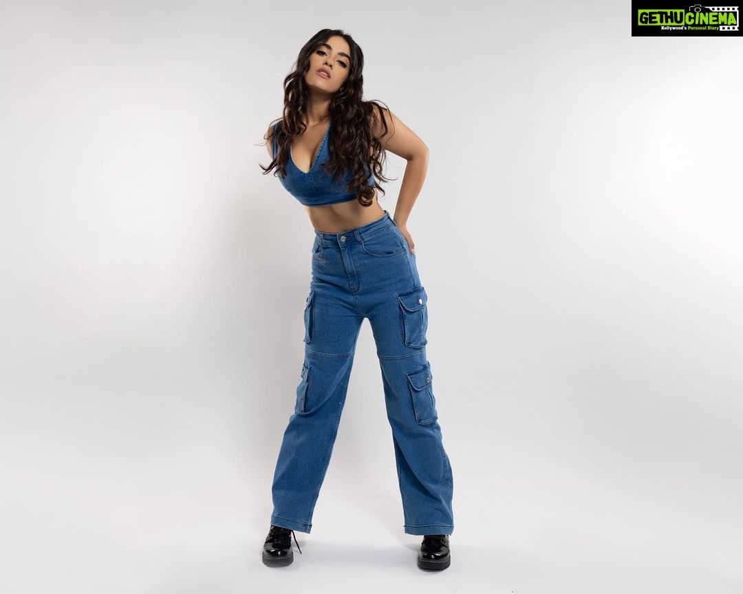 Kavya Thapar Instagram - You can call me Blue Barbie or A Denim Doll, Throw anything at me, I can do it all 🪬 Shot by @vaspaan_shroff Makeup | @palak_makeupandhair Hair | @facestories_by_harmankaur Hmu hod | @dishakhannaartistry Wearing | @shopheymissy Jewellery | @radhikaagrawalstudio Styling | @sakshi312 Styling assistants | @kinjal_maru04 @sanjamkaur92 Agency | @runwaylifestyl @varunkatoch06 @jaikishenraheja ✨ India