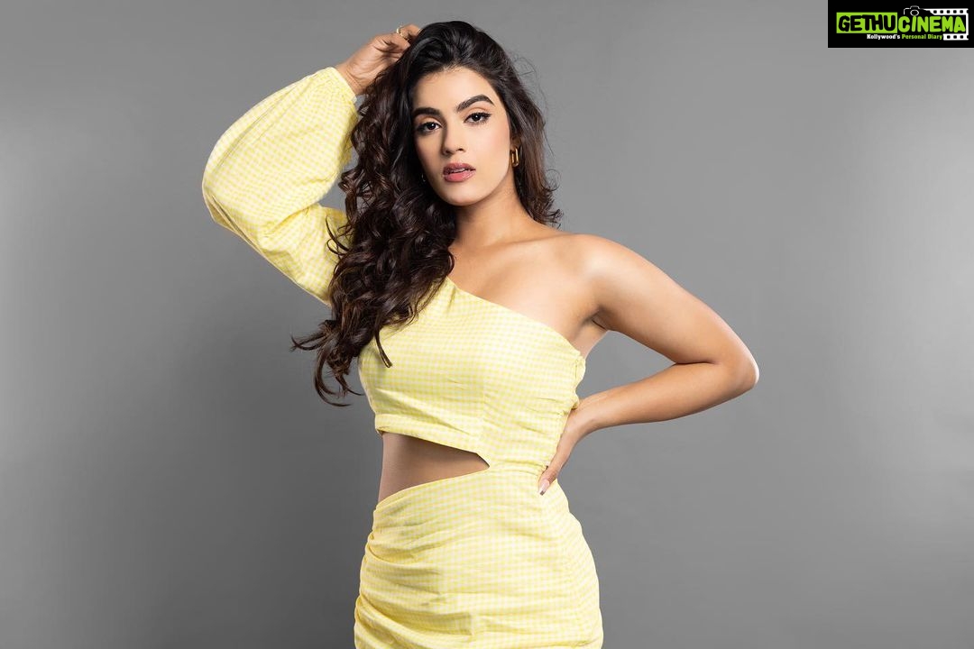 Kavya Thapar Instagram - 🫶✨ Shot by @vaspaan_shroff Makeup | @palak_makeupandhair Hair | @facestories_by_harmankaur Hmu hod | @dishakhannaartistry Wearing | @aroundthecityshop Jewellery | @viariaccessories Shoes | @paioshoes Styled by | @sakshi312 Assisted by | @kinjal_maru04 @sanjamkaur92 ✨ India