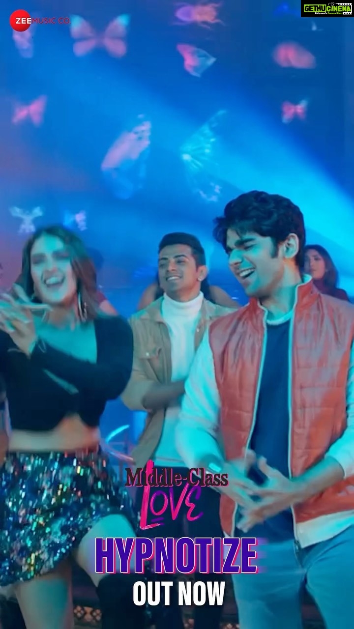 Kavya Thapar Instagram - Mera pehla, apna dance number š„¹ that too in the hypnotising voices of my beautiful friends @akasasing & @aasa.sing š«¶š» Dekho dekho dekho aur #Hypnotize ho jao with Sysha aka @kavyathapar20 ās umph factor š„ Along with @khan_junaid_official & @bhumikadedhia Link in bio ā„ļø #MiddleClassLove comes to cinemas on 16th September 2022. @ratnabsinha @anubhavsinhaa @eishasingh @kavyathapar20 #ManojPahwa @isanjaybishnoi @sapnasand22 @realhimesh @devnegilive @mayurpuri @makzipzapzup @dhrubdubey @sagarrshirgaonkar @benarasmediaworks @zeestudiosofficial @zeemusiccompany