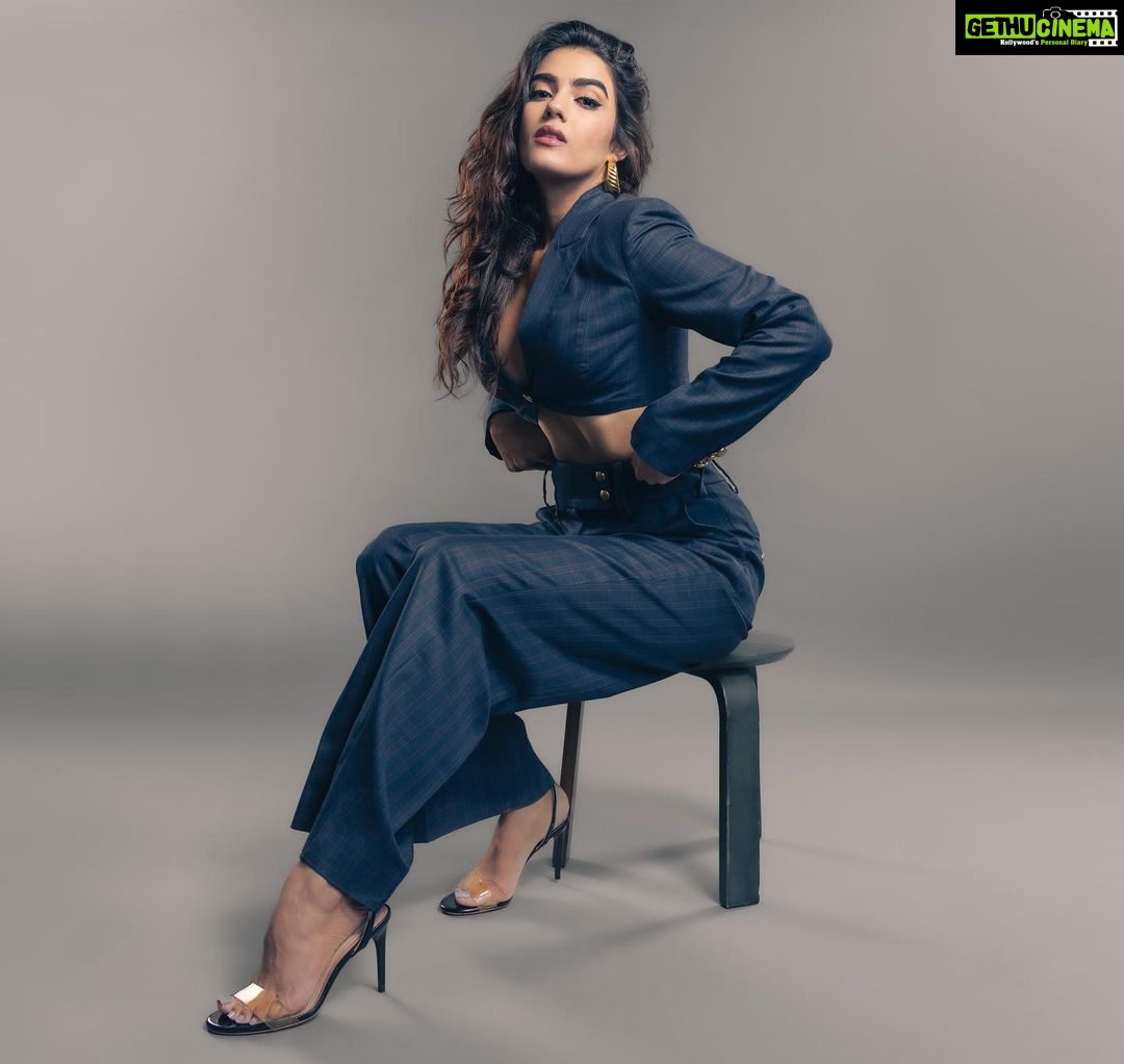 Kavya Thapar Instagram - Be your own kind of blue-autiful π¦ Shot beautifully by @vaspaan_shroff β¨ Wearing | @ranbirmukherjeeofficial Jewellery | @radhikaagrawalstudio Styling | @sakshi312 Assisted by @kinjal_maru04 @sanjamkaur92 β¨ Hmu HOD | @dishakhannaartistry Makeup | @palak_makeupandhair Hair | @facestories_by_harmankaur β¨ Mumbai, Maharashtra