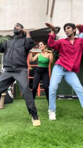 Kavya Thapar Instagram - When REMO DSOUZA #tuktuk our hearts away.. & @pritkamani just being his cute self. @eishasingh missed you sishter ♥️ Do this fun #TukTukChallenge with us. Make your own version of this very easy, very breezy, very simple step 🫴🏻 #MiddleClassLove in Cinemas 16th September @anubhavsinhaa @ratnabsinha @realhimesh @payaldevofficial @benarasmediaworks @zeemusiccompany @zeestudiosofficial 🫶 India