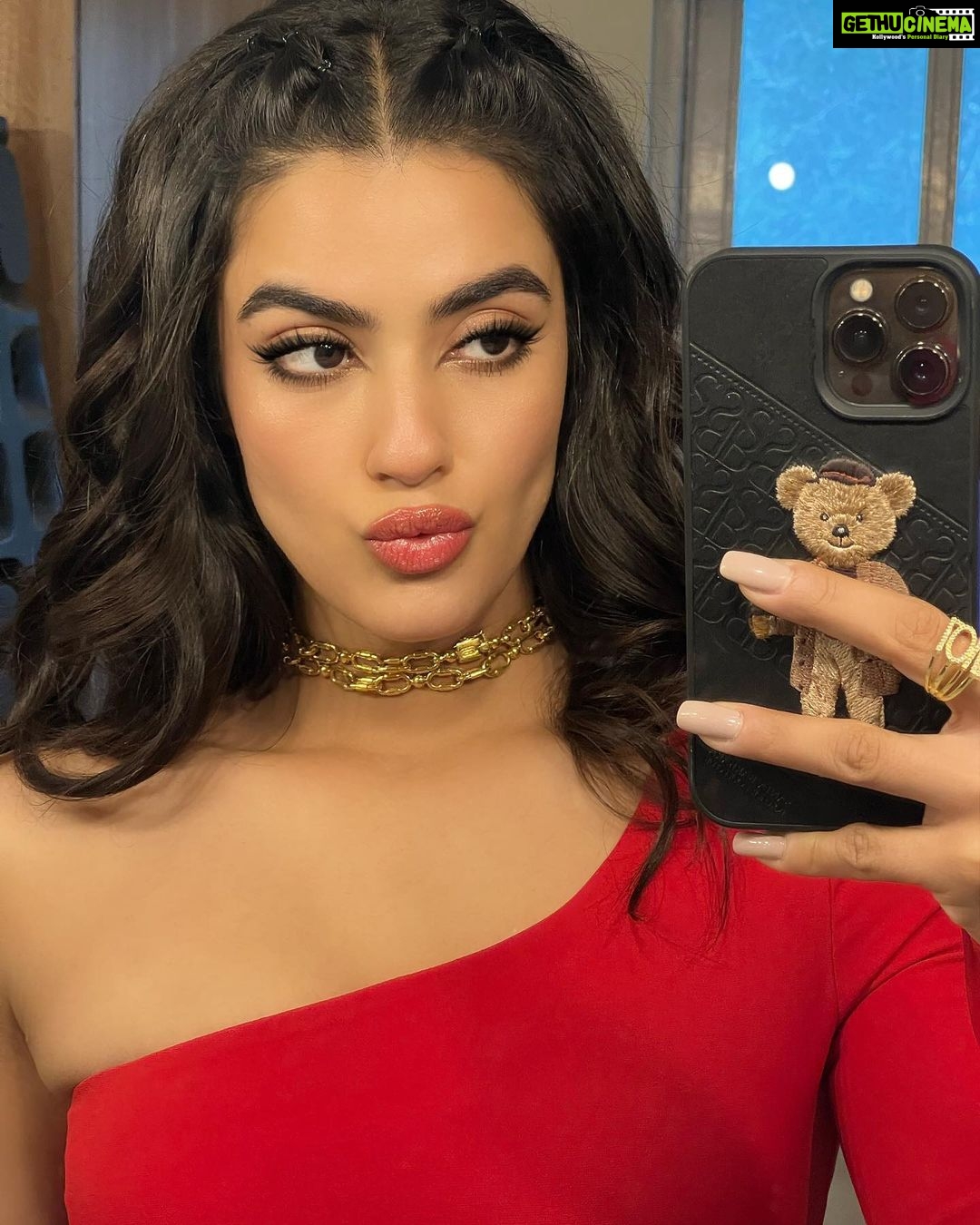 Kavya Thapar Instagram - I realised I never gave y’alls a mirror selfie n all that … but I guess we count this as a good start eh ? 😬💥🌶 ❤️ P.s. a lot coming from this look cause it’s my current fav! 🔥 Wearing : @melova__ @the_jewel_factor @ashay.newdelhi 🔥 Styling | @sakshi312 assisted by @sanjamkaur92 @kinjal_maru04 🌹 Makeup | @glowupwithsrushti ❤️ Hair | @stylistsony 💋 Runway Lifestyle