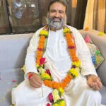 Kavya Thapar Instagram - गुरू ब्रह्मा गुरू विष्णु, गुरु देवो महेश्वरा गुरु साक्षात परब्रह्म, तस्मै श्री गुरुवे नम: अर्थात गुरु ही ब्रह्मा है, गुरु ही विष्णु है और गुरु ही भगवान शंकर है। गुरु ही साक्षात परब्रह्म है। ऐसे गुरु को मैं प्रणाम करती हूं। Aap sabhi ko Gurupurnima ki badhaiya 🎉 Bhagwan aap sabhi ko Guru ki apratyaksh kripa daan kare✨ 🪷 May you all find your guru 🪷 “ Sunn Lo Chatur Sujaan Nigure nahin rehna, Nigure Ka Nahin Kahin Thikana, Chauraasi Mein Aana Jaana । Pade Narak Ki Khan, Nigure Nahin Rehna.. “ Shukrana guruji 🙏✨ Mera aapki kripa se sab kaam ho raha hai .. karte ho tum guruji, mera naam ho raha hai 🩷💐 Aap na hote toh aaj hum na hote, hote toh na jaane kaise kaha hote… Shukrana Shukrana Shukrana Mere Ram 💗🪷🥺🫂👨‍👧🩷✨ Anant Dham