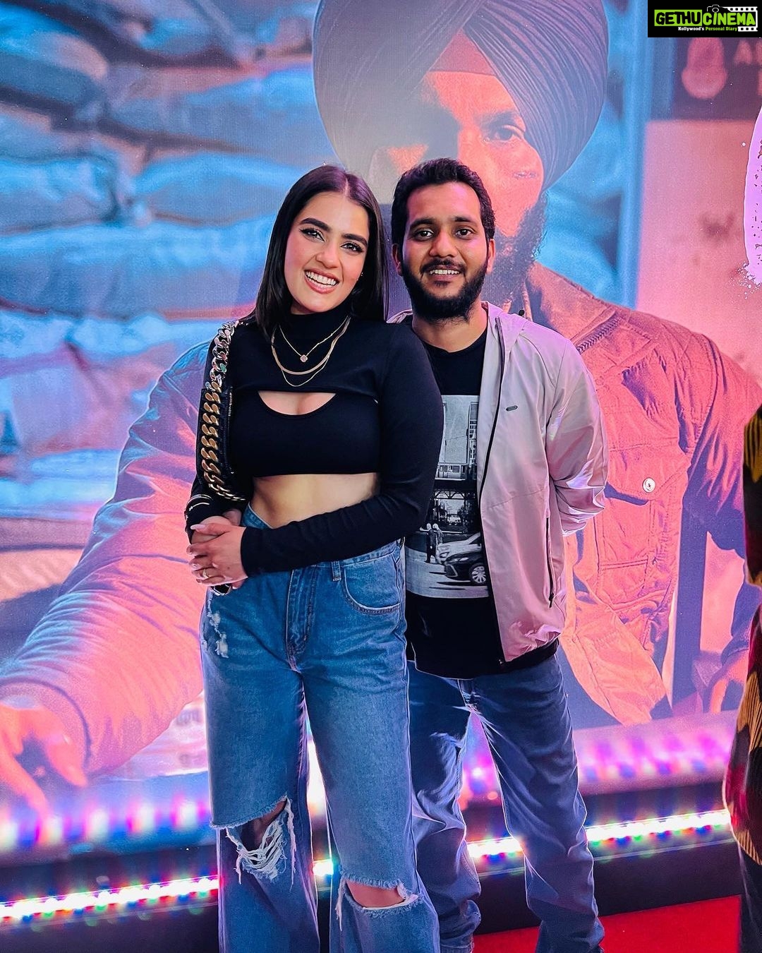 Kavya Thapar Instagram - About last night’s CATty behaviour with the best 😸🫶 #CATonNetflix on 9th December ‼️❤️ Mumbai, Maharashtra