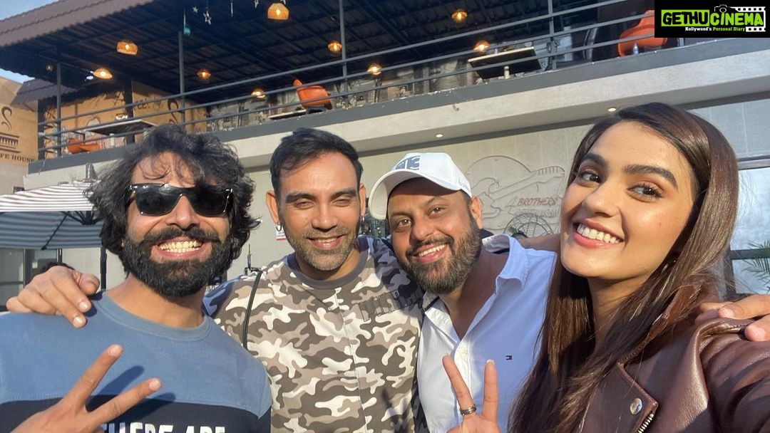 Kavya Thapar Instagram - CAT on @netflix_in on 9th December‼️ With the best @balwindersinghjanjua @daksshajitsingh @manishgulati10 my catty men ! 😼😸 Amritsar, Punjab